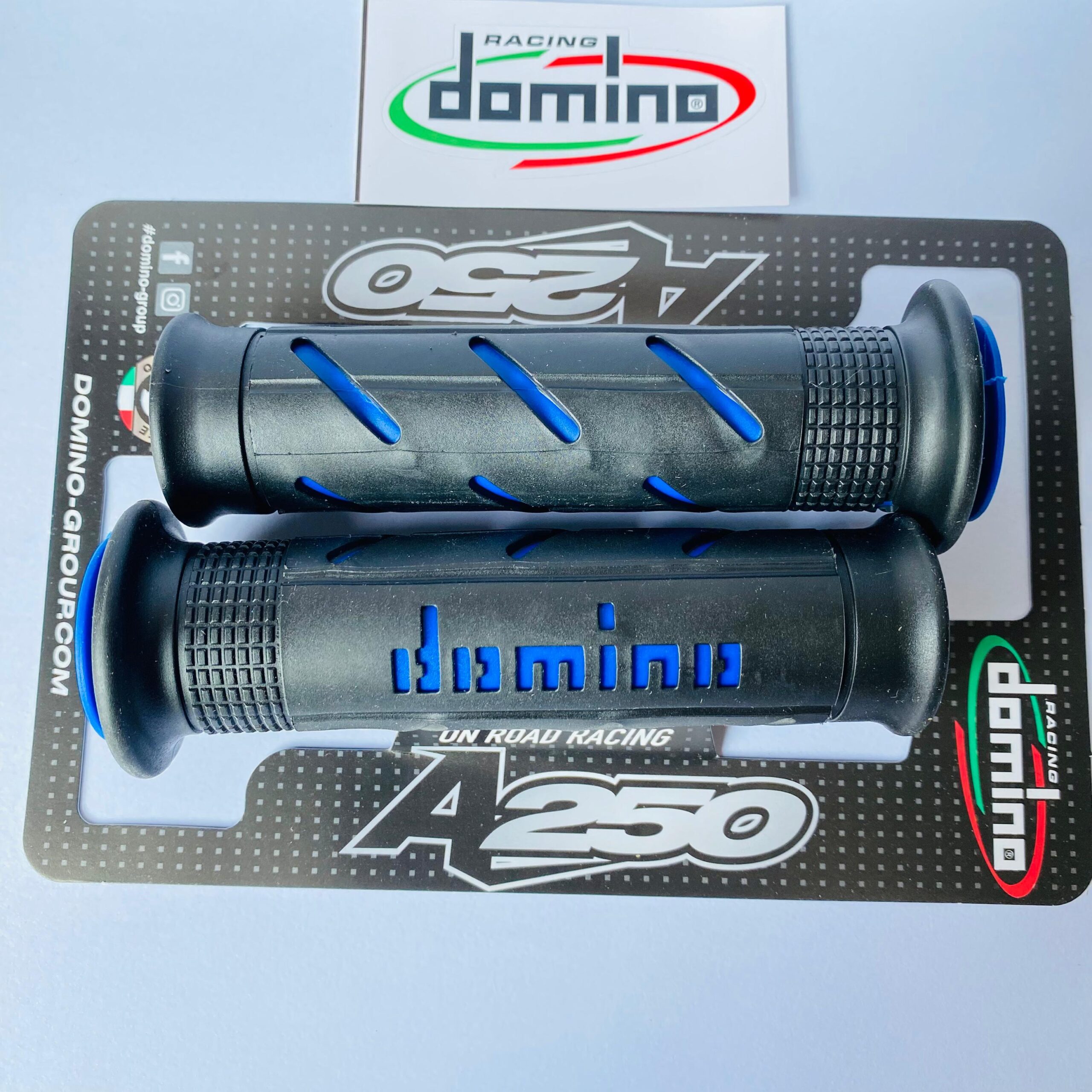 HANDGRIP GRIP DOMINO SUPER SOFT BLACK BLUE - Gambar 3